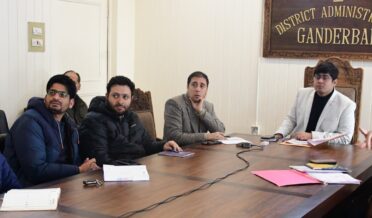 ضلع ترقیاتی کمشنر گاندربل نے محکمہ جل شکتی کی پیش رفت کا جائزہ لیا