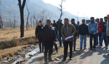 ضلع ترقیاتی کمشنر پونچھ نے ایل او سی کے قریب دیہاتوں میں ترقیاتی کاموں کا معائینہ کیا