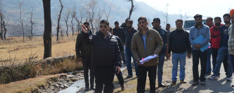 ضلع ترقیاتی کمشنر پونچھ نے ایل او سی کے قریب دیہاتوں میں ترقیاتی کاموں کا معائینہ کیا