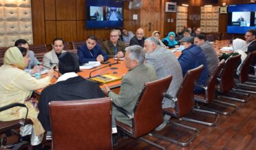 سکینہ اِیتو نے ضلع بارہمولہ میں صحت و طبی تعلیم ، سماجی بہبود اور تعلیم محکموں کے کام کاج کا جائزہ لیا