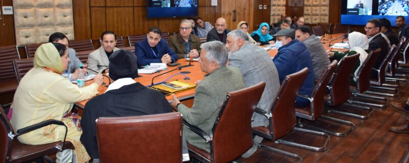 سکینہ اِیتو نے ضلع بارہمولہ میں صحت و طبی تعلیم ، سماجی بہبود اور تعلیم محکموں کے کام کاج کا جائزہ لیا