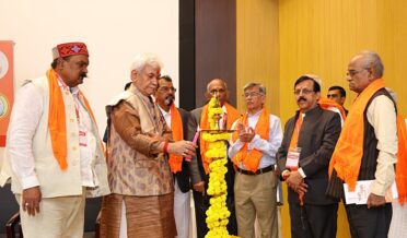 لیفٹیننٹ گورنر نے حید ر آباد میں سائوتھ اِنڈیا بی ایچ یوایلومنی طلباء کے سیشن سے خطاب کیا