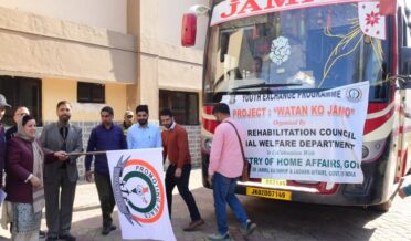 سکینہ اِیتو نے ’وطن کو جانو‘ ایکسچینج پروگرام کے تحت 250 اِی ڈبلیو ایس طلباء کو ثقافتی دورے کیلئے جھنڈی دِکھا کر روانہ کیا