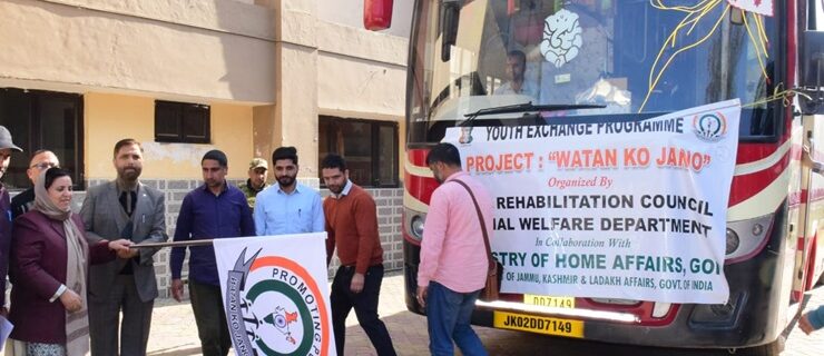 سکینہ اِیتو نے ’وطن کو جانو‘ ایکسچینج پروگرام کے تحت 250 اِی ڈبلیو ایس طلباء کو ثقافتی دورے کیلئے جھنڈی دِکھا کر روانہ کیا