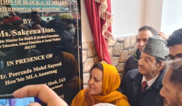 سکینہ اِیتو نے جی ایم سی اننت ناگ کے ایم ایم اے بی ایم ایسو سی ایٹیڈ ہسپتال کے نئے تعمیر شدہ بلاک کیتھ لیب کا اِفتتاح کیا