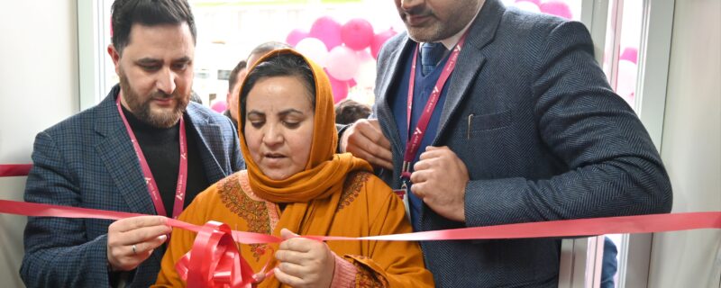 سکینہ اِیتو نے کولگام میں ایکسس بینک کی نئی برانچ کا اِفتتاح کیا