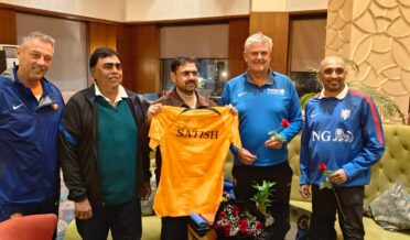 ستیش شرما نے کے این وِی بی ڈچ فٹ بال ایسو سی ایشن کے کوچوں کے ساتھ بات چیت کی