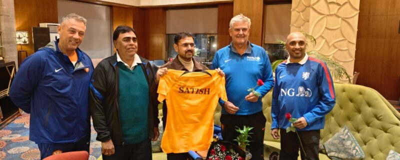 ستیش شرما نے کے این وِی بی ڈچ فٹ بال ایسو سی ایشن کے کوچوں کے ساتھ بات چیت کی