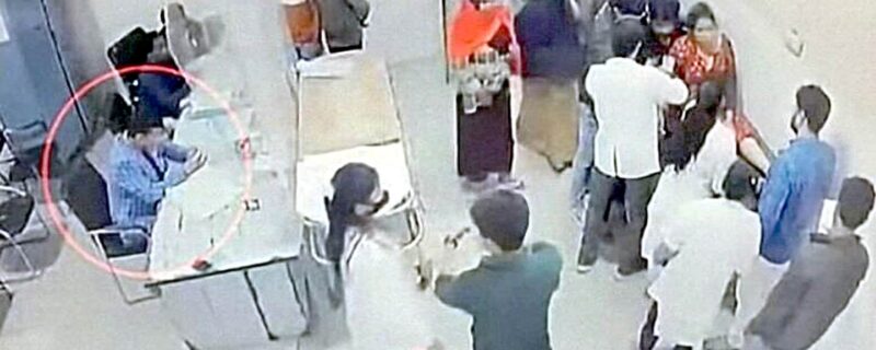 ڈاکٹر دیکھ رہا تھا فون پر ریلیزہارٹ اٹیک سے مریضہ کی موت