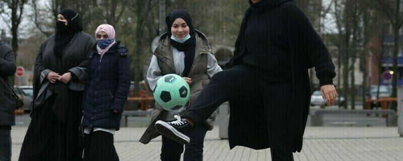 فرانس کی سینیٹ نے کھیلوں میں حجاب پر پابندی کے فیصلے کی حمایت کردی