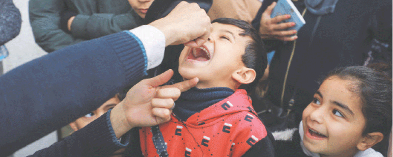 غزہ میں تیسری انسداد پولیو مہم کا آغاز، 6لاکھ بچوں کو قطرے پلانے کا ہدف