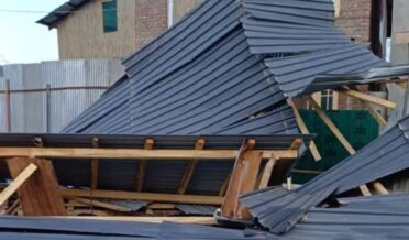 شہر سرینگر سمیت وادی کے شمال و جنوب میں تیز اور طوفانی ہوائیوں سے خوف و دہشت کا ماحول