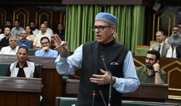 جموں وکشمیر لینڈریونیو ایکٹ 1996غیر زرعی مقاصد کیلئے زرعی زمین کے اِستعمال کو روکتا ہے۔ وزیرا علیٰ عمر عبداللہ