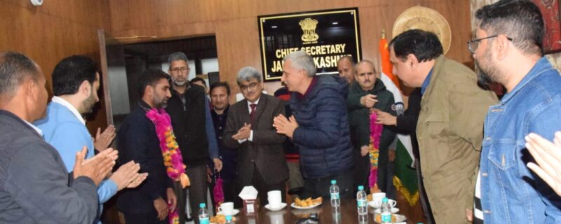 چیف سیکرٹری نے سیّد محمد شفیع کو پُر وقار الوداعیہ دیا اور اُن کی 37 سالہ شاندار خدمات کو سراہا