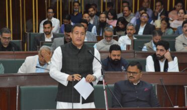 زینہ پورہ میں 3,145 ژالہ باری سے متاثرہ باغبانوں کو 87.98 لاکھ روپے کی اِمداد فراہم کی گئی ۔ وزیر زراعت