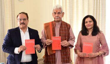 لیفٹیننٹ گورنر منوج سنہا نے آج اجے کھجوریا کی کتاب ’’جموں اے لینڈ آف ہیریٹیج اینڈ لیجنڈس‘‘ کا اجرا کیا۔