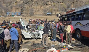 گنڈ کنگن گاندربل میں ٹیوٹا ایٹیوس گاڑی اور بس کے درمیان ٹکر