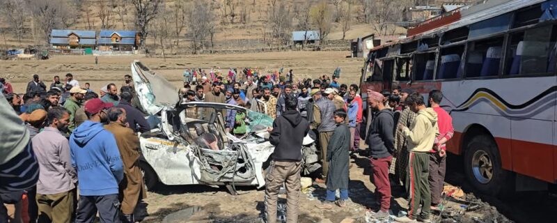 گنڈ کنگن گاندربل میں ٹیوٹا ایٹیوس گاڑی اور بس کے درمیان ٹکر