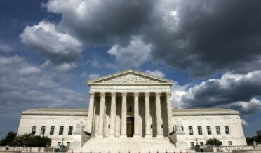 امریکی سپریم کورٹ ٹرمپ کو غیرملکی امدادی گروپوں کی ادائیگی روکنے کی اجازت نہیں دے گی