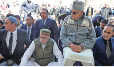 جمعتہ الوداع : وزیر اعلیٰ عمر عبد اللہ اور ڈاکٹر فاروق نے درگاہ حضرت بل میںنماز ادا کی