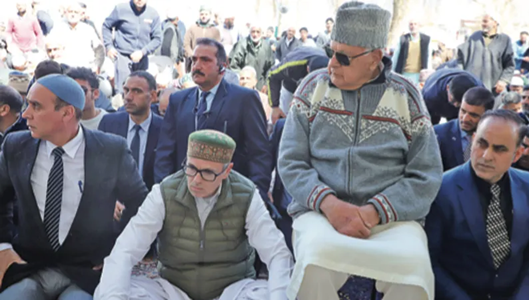 جمعتہ الوداع : وزیر اعلیٰ عمر عبد اللہ اور ڈاکٹر فاروق نے درگاہ حضرت بل میںنماز ادا کی