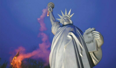 ٹرمپ کی پالیسیوں سے یورپی ممالک سخت ناراض،فرانسیسی رہنما نے امریکہ سے’اسٹیچیوآف لبرٹی‘ واپس کرنے کا مطالبہ کر دیا