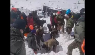 برفانی تودے میں پھنسے تمام مزدور مل گئے ، 8 نعشیں نکا لی گئیں