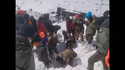 برفانی تودے میں پھنسے تمام مزدور مل گئے ، 8 نعشیں نکا لی گئیں
