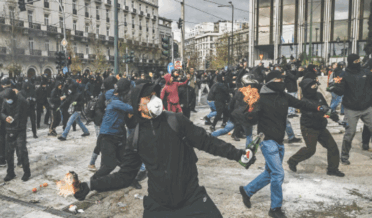 یونان:ریل حادثے کی دوسری برسی پر 2لاکھ افراد کا احتجاج پیٹرول بموں کا استعمال، درجنوں گرفتار