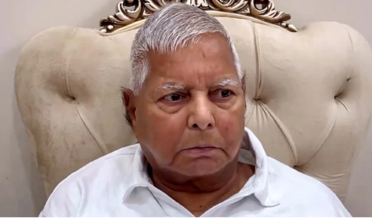 زمین کے بدلے نوکری معاملے میں پیشی کے لیے ای ڈی کے دفتر پہنچے لالو، حامیوں نے لگائے نعرے