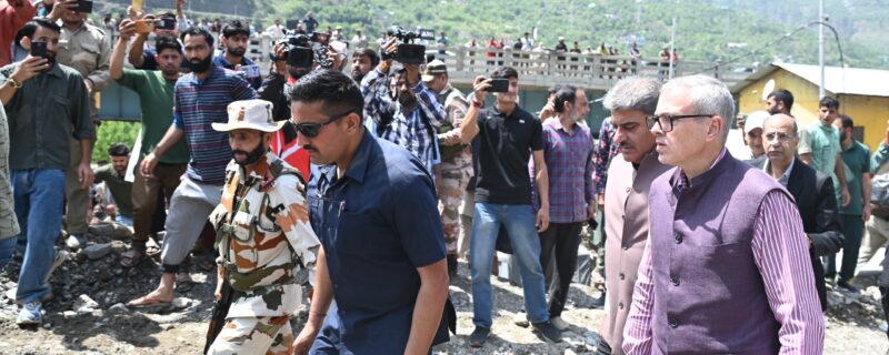 وزیر اعلیٰ عمر عبداللہ نے رام بن کا دورہ کیا اوردوسرے روز بھی جاری اِمدادی و بحالی کاموں کی نگرانی کی