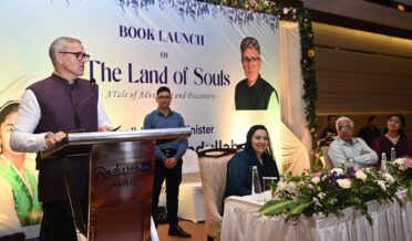 وزیر اعلیٰ نے 15 سالہ مصنف لارنیا آر کمار کی کتاب جاری کی