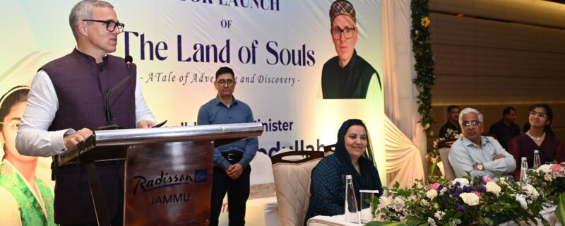 وزیر اعلیٰ نے 15 سالہ مصنف لارنیا آر کمار کی کتاب جاری کی