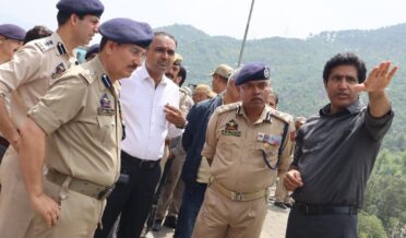 صوبائی کمشنر جموں اور آئی جی پی جموں نے رام بن کے سیلاب زدہ علاقوں کا دورہ کیا