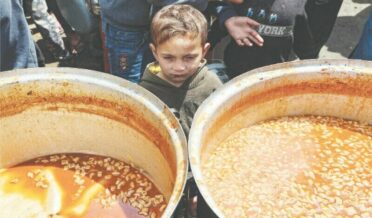 اسرائیلی فوج کا موراگ کوریڈور پر قبضہ، رفح اور خان یونس تقسیم، لاکھوں فلسطینی انخلا پر مجبور