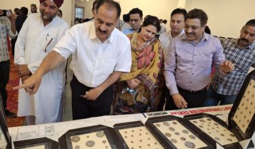 پرنسپل سیکرٹری کلچر نے کلا کیندر میں نایاب سکوں کی نمائش کا اِفتتاح کیا