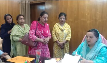 سکینہ اِیتو سول سیکرٹریٹ میں روزانہ کی بنیاد پرمتعدد عوامی وفود و اَفراد سے ملاقات کر تی ہے