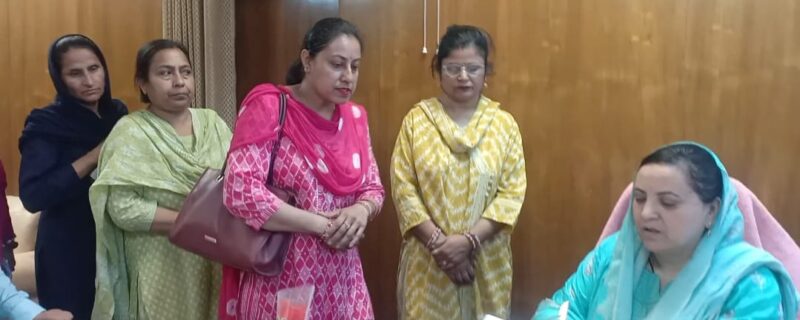 سکینہ اِیتو سول سیکرٹریٹ میں روزانہ کی بنیاد پرمتعدد عوامی وفود و اَفراد سے ملاقات کر تی ہے