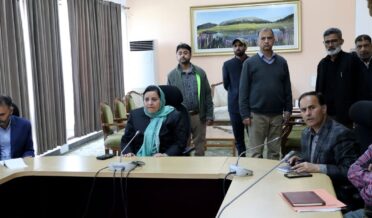 سکینہ اِیتو نے جے کے جے بوس کی کارکردگی اور کام کاج کا جائزہ لیا