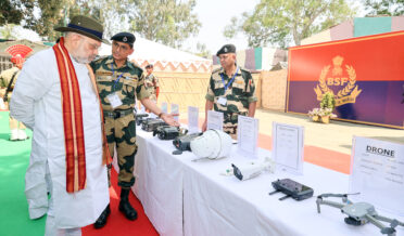 وزیر داخلہ نے کٹھوعہ میں سرحدی علاقوں کا دورہ کیا ، فورسز اہلکاروں کے ساتھ بات کی