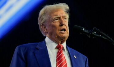 ٹیرف پر ٹرمپ کا یوٹرن! کئی مصنوعات پر درآمداتی ٹیکس میں راحت دینے کا فیصلہ، تبدیلی پیر سے ہوگی نافذ