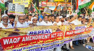 وقف قانون کے خلاف مرشد آباد میں پرتشدد مظاہرے، ریل روڈ بلاک