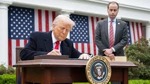 ٹرمپ نے پاکستان سمیت درجنوں ممالک پر جوابی ٹیکس لگا دیےعالمی تجارتی جنگ تیز، کساد بازاری کا خدشہ