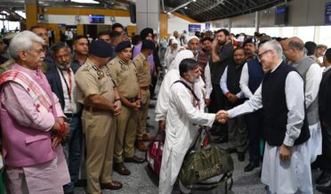 وزیر اعلیٰ عمر عبداللہ نے سری نگر ہوائی اَڈے سے عازمین حج کے پہلے قافلے کو روانہ کیا