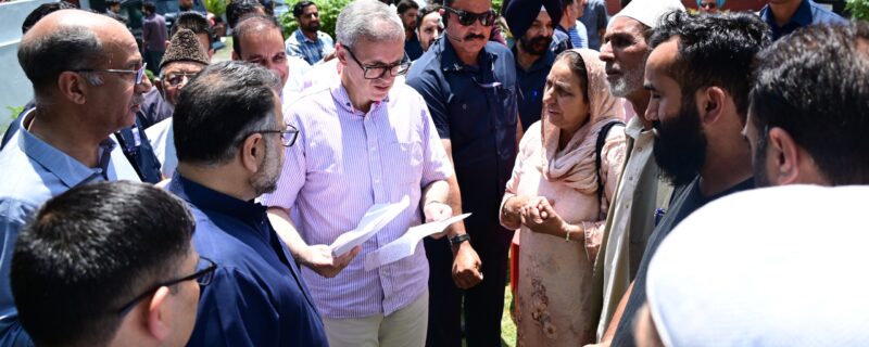 وزیر اعلیٰ عمر عبداللہ نے ’رابطہ دفتر‘ میں عوامی رابط پروگرام کا اِنعقاد کیا