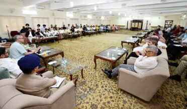 وزیر اعلیٰ نے جموں میں سول سوسائٹی کے ممبروں کے ساتھ بات چیت کی