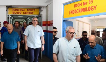 وزیر اعلیٰ عمر عبداللہ کا جموں اور سانبہ کے ریلیف کیمپوں کا دورہ