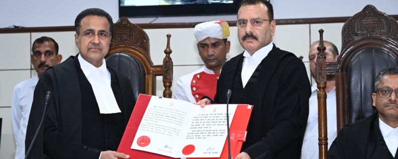 چیف جسٹس نے نئے ججوں کو حلف دِلایا