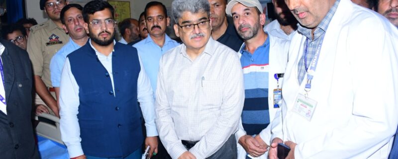 چیف سیکرٹری نے گولہ باری سے متاثرہ سرحدی گائوں کا دورہ کیا
