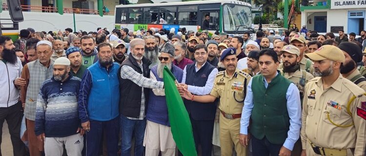 ضلع ترقیاتی کمشنر کشتواڑ نے 31 عازمین حج کو ہری جھنڈی دِکھا کر روانہ کیا